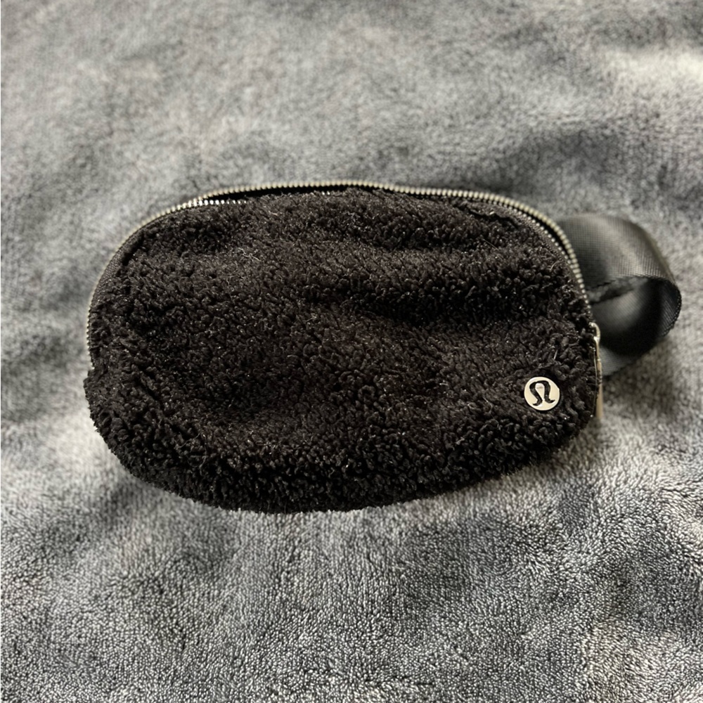 Lululemon Everywhere Belt Bag 1L *Fleece Black 
Size ONE SIZE